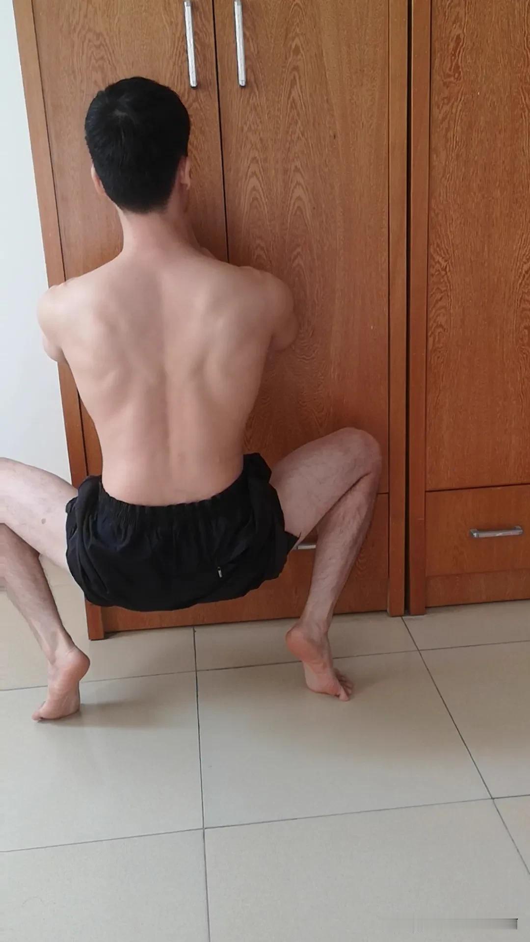 晨练
两个动作练腿，每个动作练习一分钟。
别看两分钟很少，每天坚持锻炼效果还是不