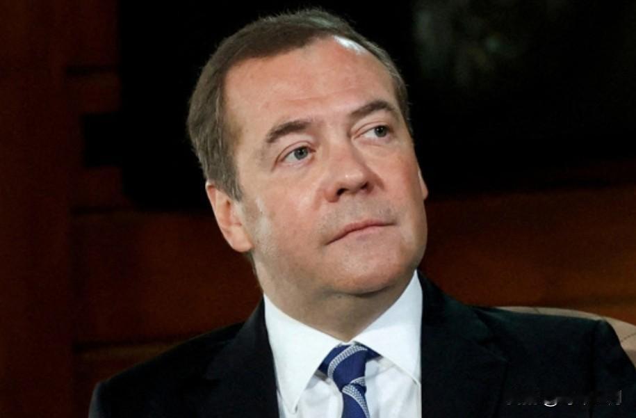 梅德韦杰夫说，虽然特朗普政府趋向务实，但美国仍是俄国的头号地缘对手。俄美的核弹头