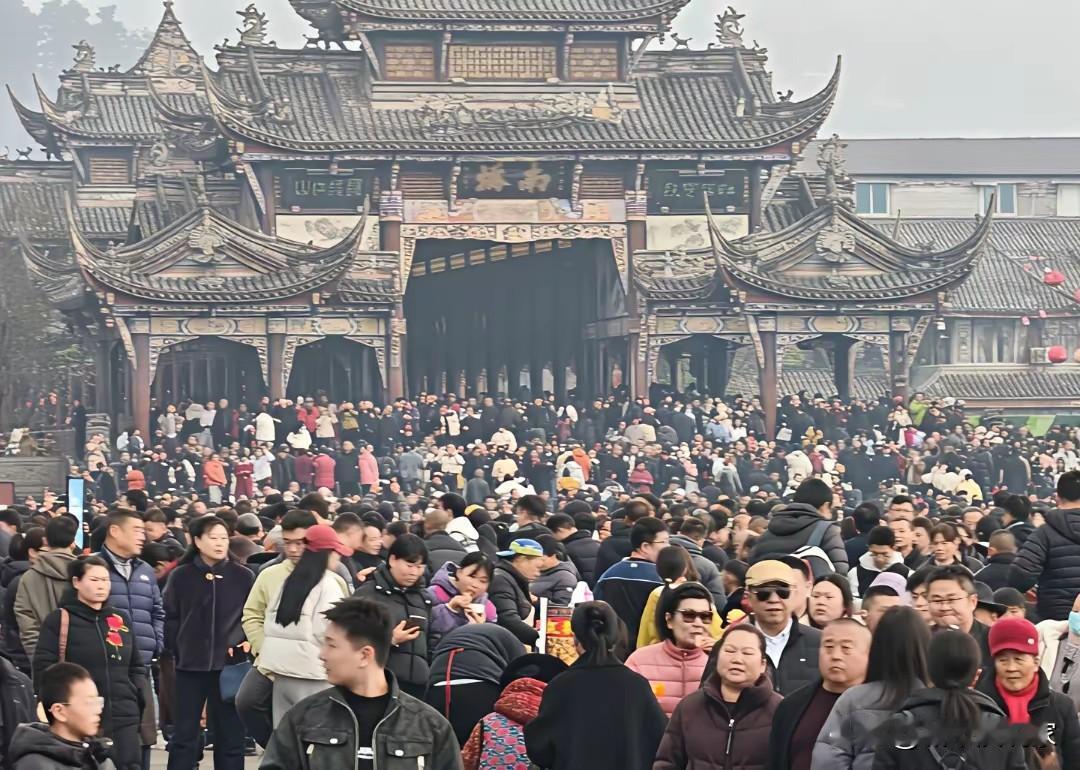 成都有多热门，电车充电都要拿号。难怪租车行没有库存了，车都租出去了。所以在路上跑