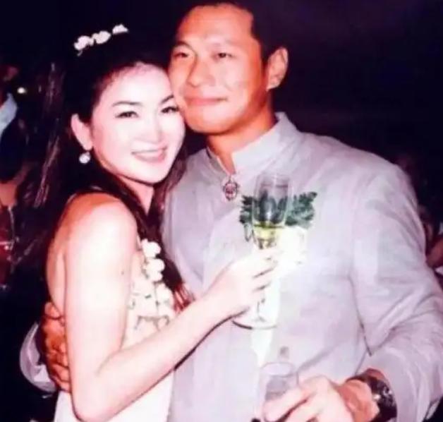 2006年，温碧霞因为查出来不能生孩子，哭着跟丈夫何祖光提离婚，谁料，何祖光二话