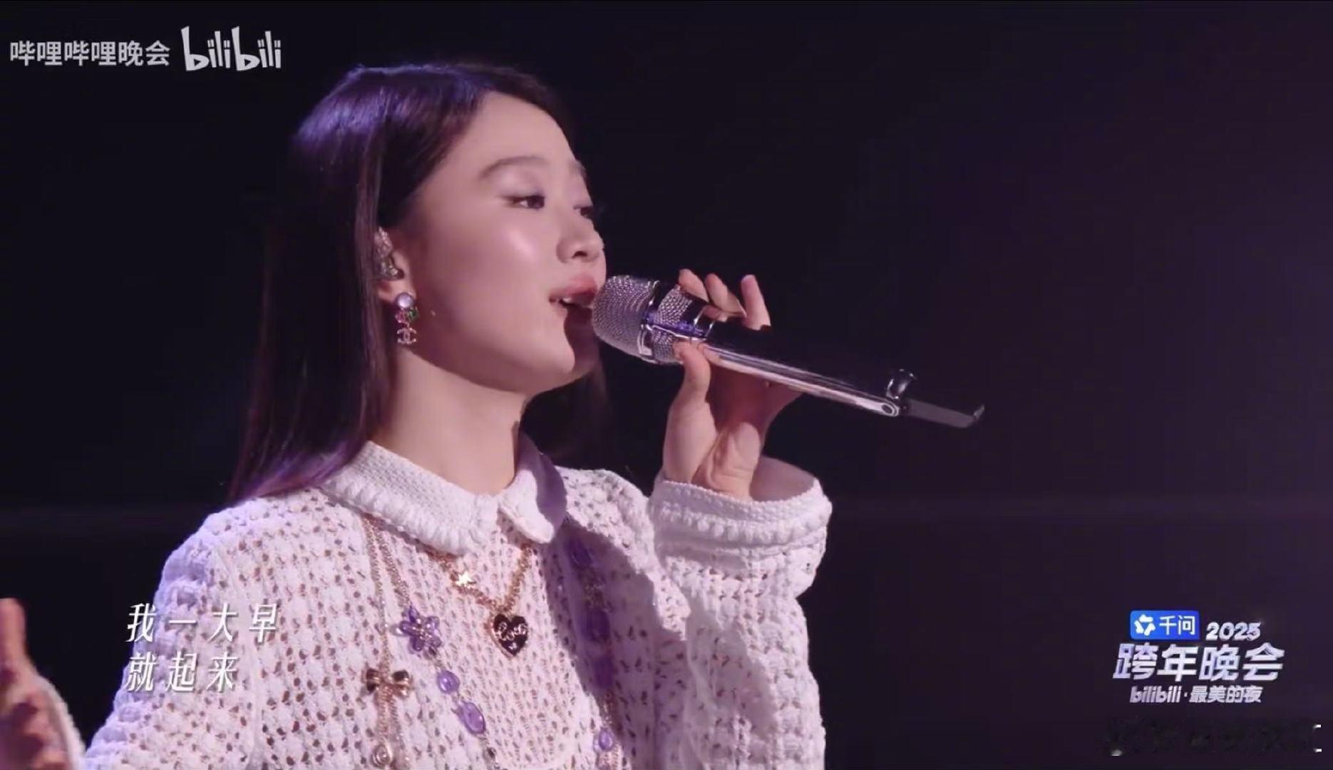 单依纯紫色舞台接好运 单依纯跨晚紫色舞台太梦幻！按下幸运键满场紫光亮起，紫色彩带