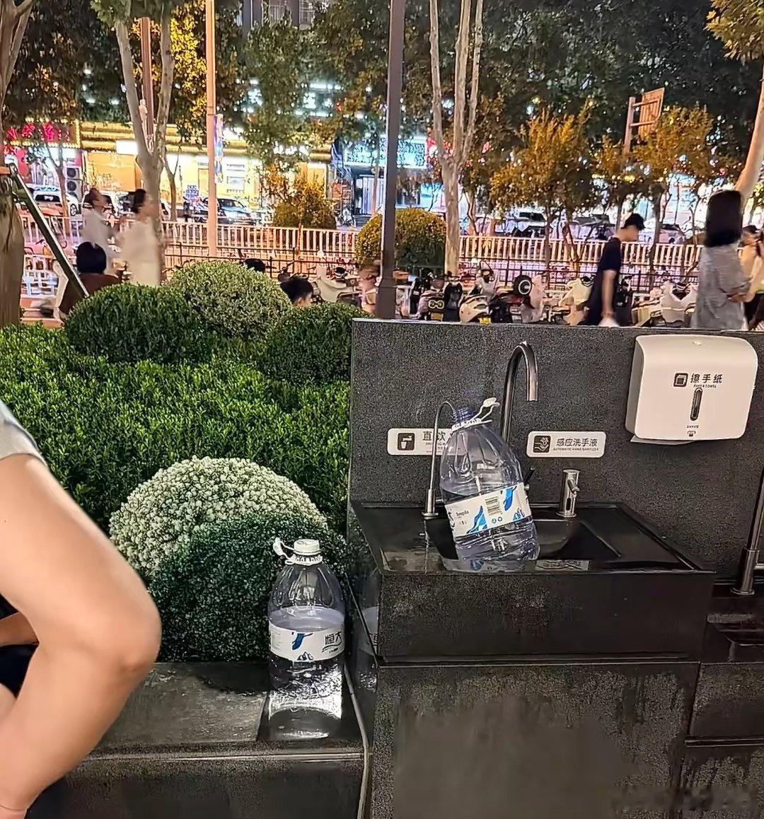 网友曝胖东来直饮水成免费取水点洗个手啥的都无所谓没人说，竟然有人拿瓶子装咋那么爱