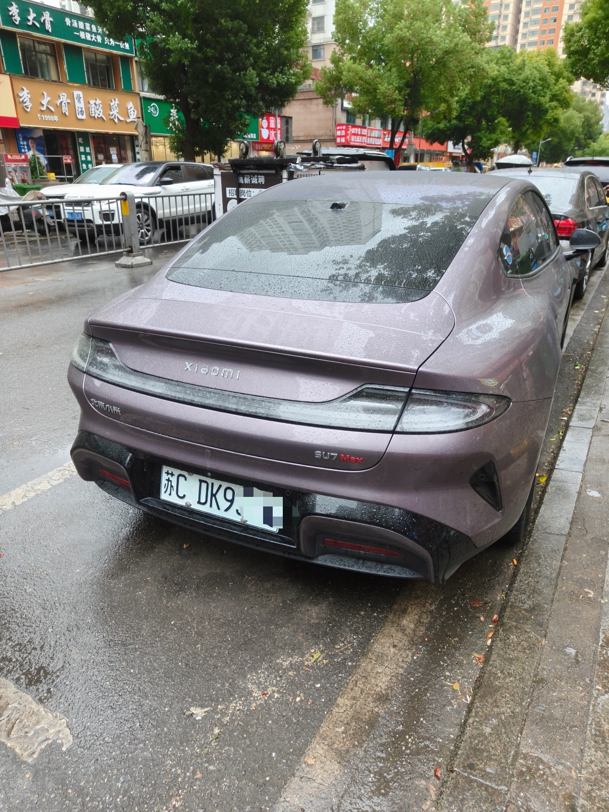 多地新能源车牌绿色变白色上次也在我们这遇到一辆白色车牌的电车，和掉色一样，纳闷怎