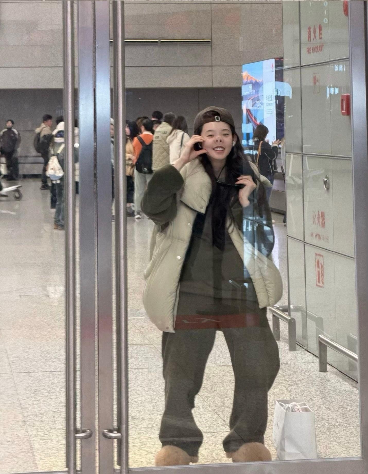 张艺凡偷偷搞抽象张艺凡路演偷偷搞抽象张艺凡你见过女明星饭撒吗人人都笑我们凡砸 偏