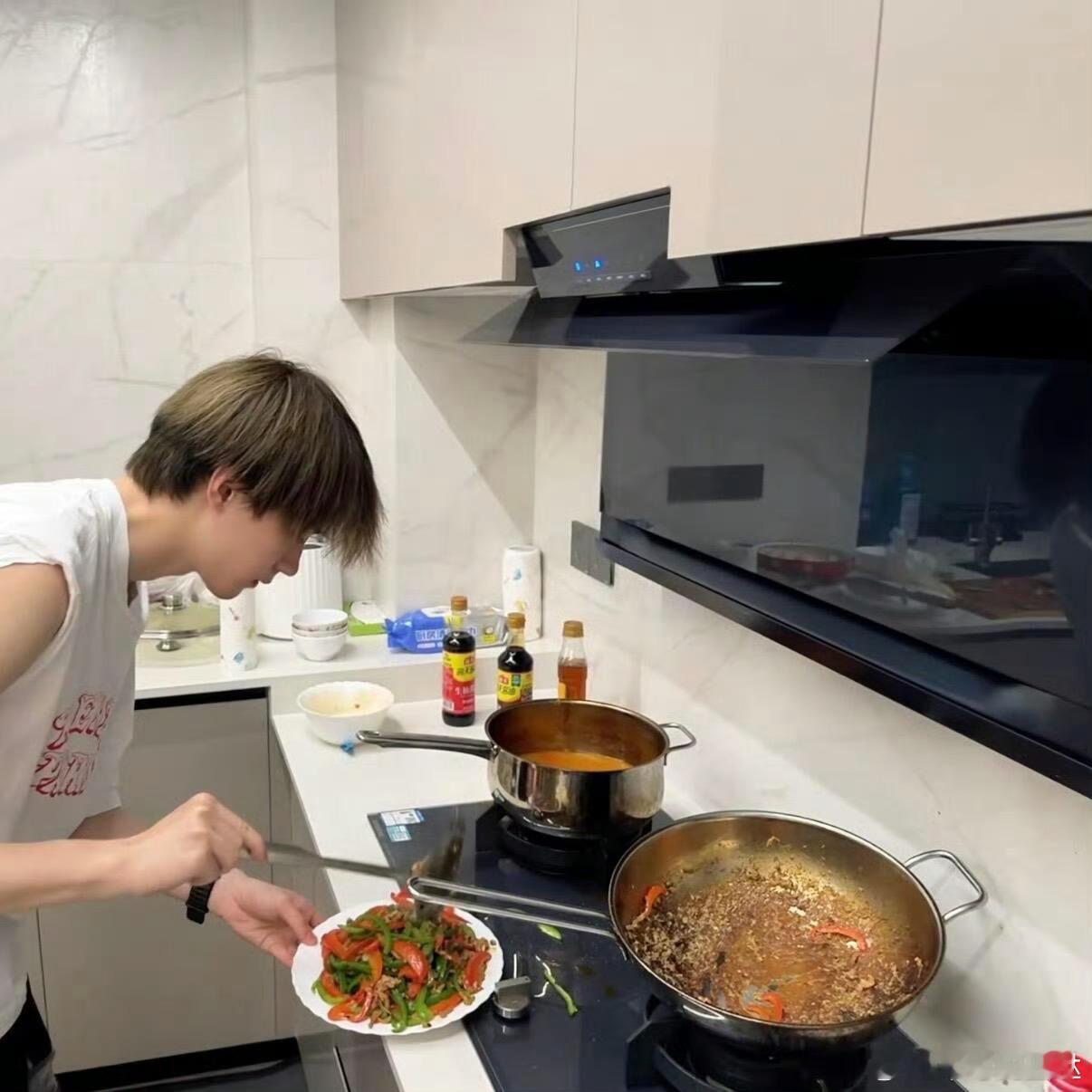 周翊然 经常做饭的年下弟弟重庆00后宝藏弟弟周翊然太绝了！赛道上是狂飙夺冠的赛车