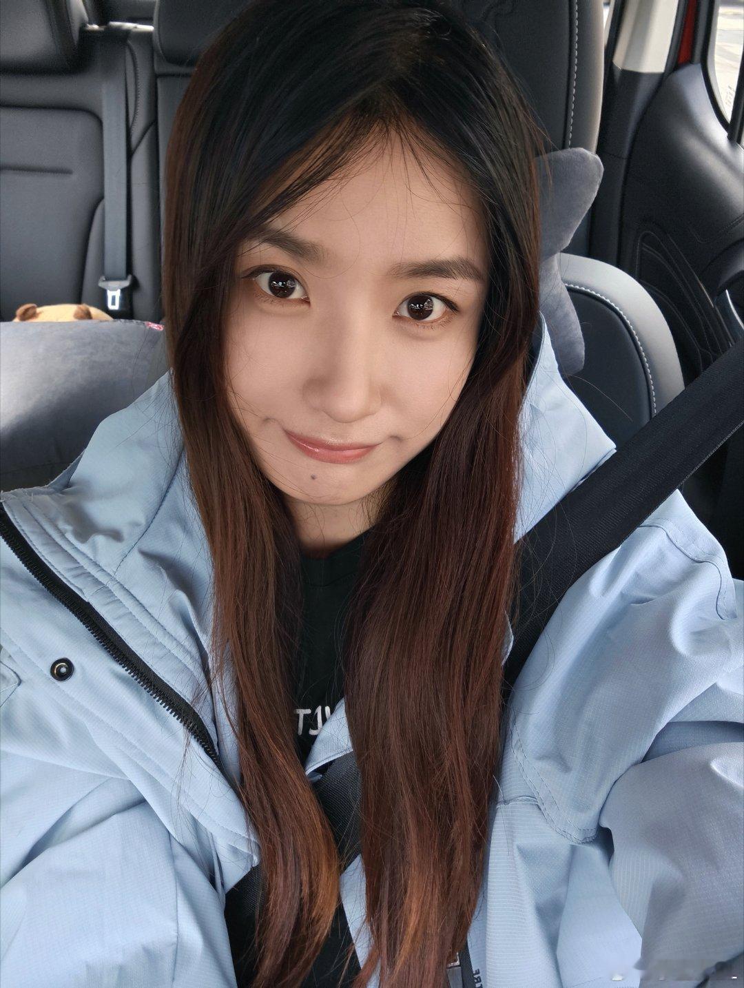 头发油得可以炒盘菜了。要不要顺便去搞个头发呢？直发好还是卷发好？黄毛还是黑毛？ 