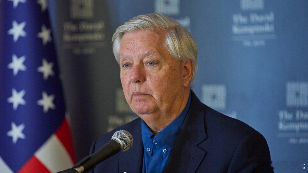 美国参议员格雷厄姆表示当前对普京施压的措施未见成效，呼吁采取更强硬行动。他支持特