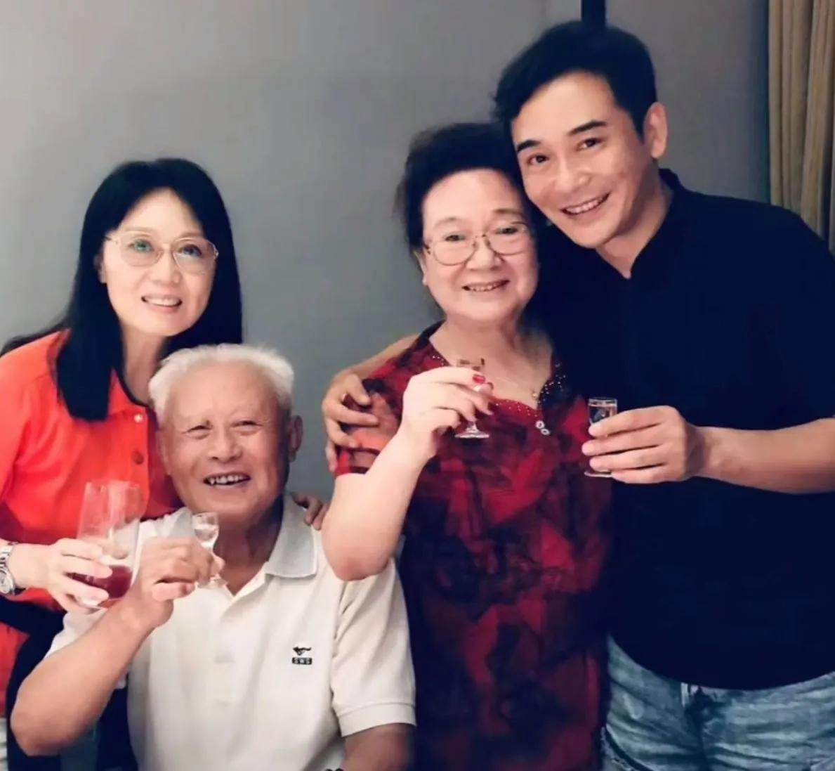 她是我们喜欢的黄梅戏五金花之一，她大丈夫10多岁，婚姻曾不被文艺圈看好，如今却和