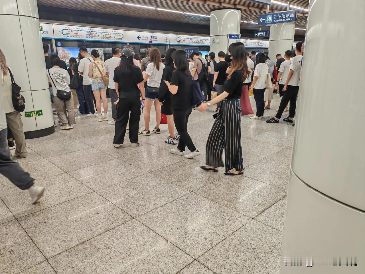 入职才两天的新同事，今天迟到了。问原因，无奈曰：该下车那站没挤下去，反方向硬生生