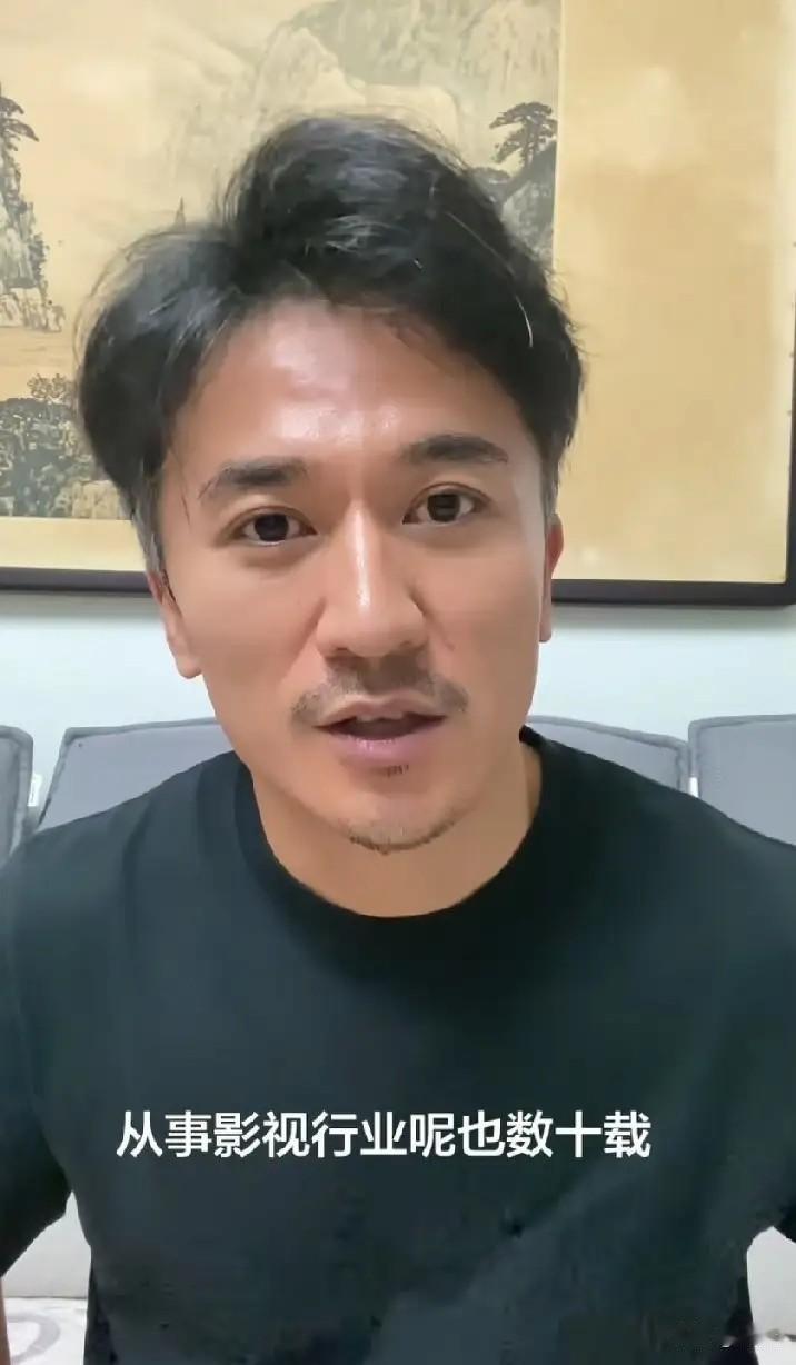 格局拉满！老牌武打演员转行做景区NPC，这份清醒实在难得。
 
如今娱乐圈不少艺