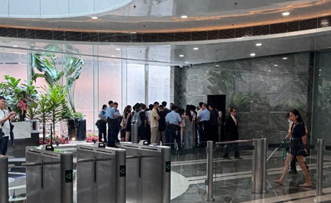 2秒！2000人一辈子积蓄清零？香港中环金融大爆雷

8月19日晚上，21点34