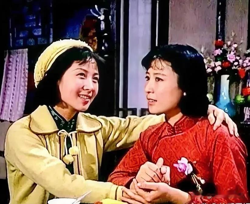 这是一张剧照，右边是王馥荔icon，左边边女演员是谁呢？她戴着帽子，气质优雅，我