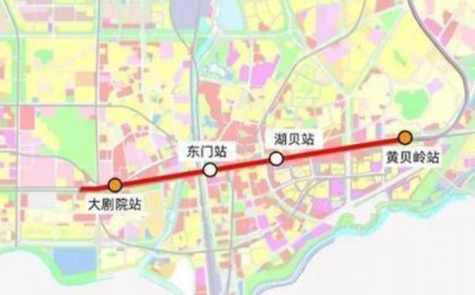 深圳地铁建设因工期延误引发的争议，反映了城市化进程中基础设施建设面临的普遍挑战。