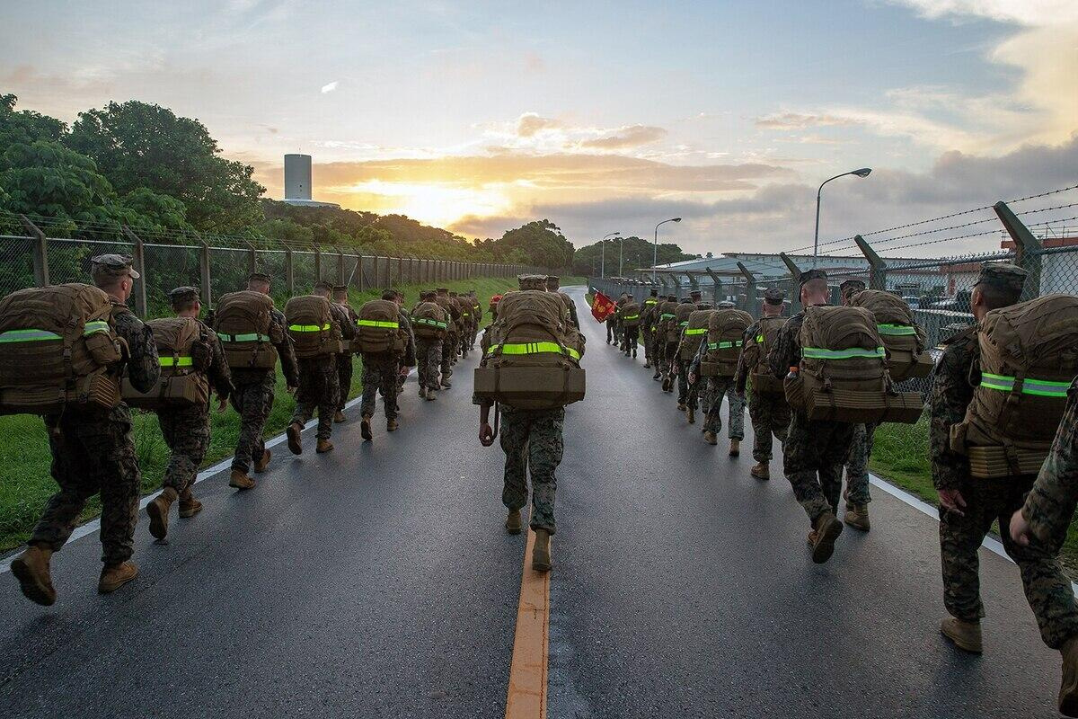 美国是怕了吗？近半驻冲绳美军要后撤转移到关岛等地！近日，美军首批100名后勤人员