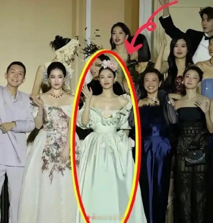 VOGUE盛典的一张合影让钟楚曦站上了风口浪尖。合照中，她身穿古董礼服立于刘亦菲