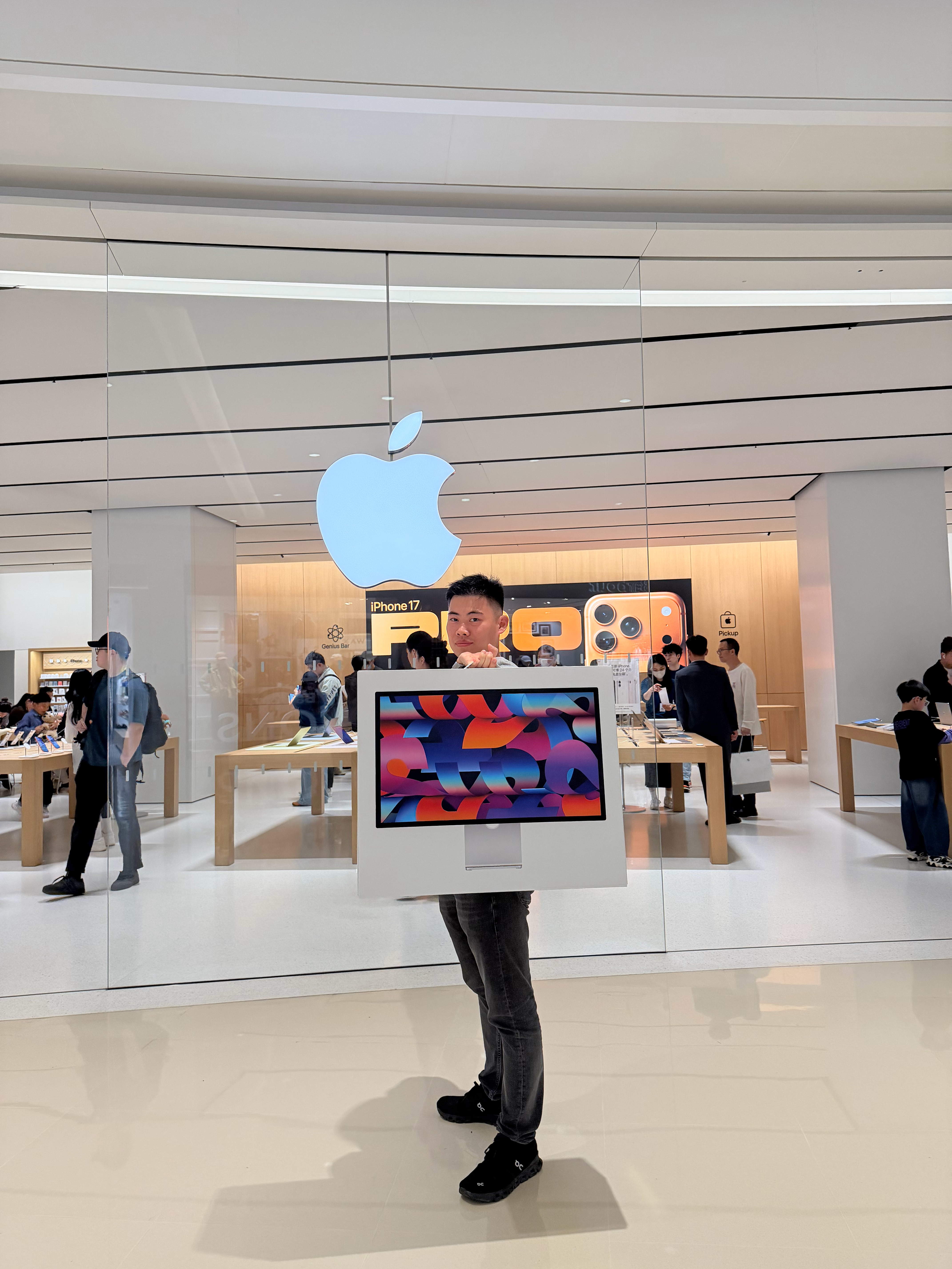 又给Apple Store贡献了台2026年的60Hz显示器苹果店的消费额竟然不