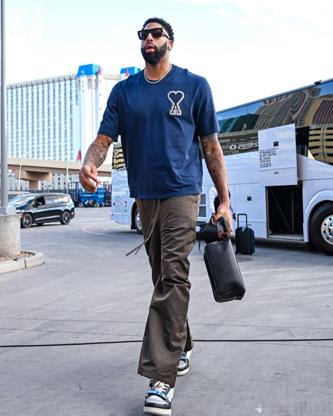 拉斯维加斯开赛！独行侠队抵达球馆🎰 ​​​