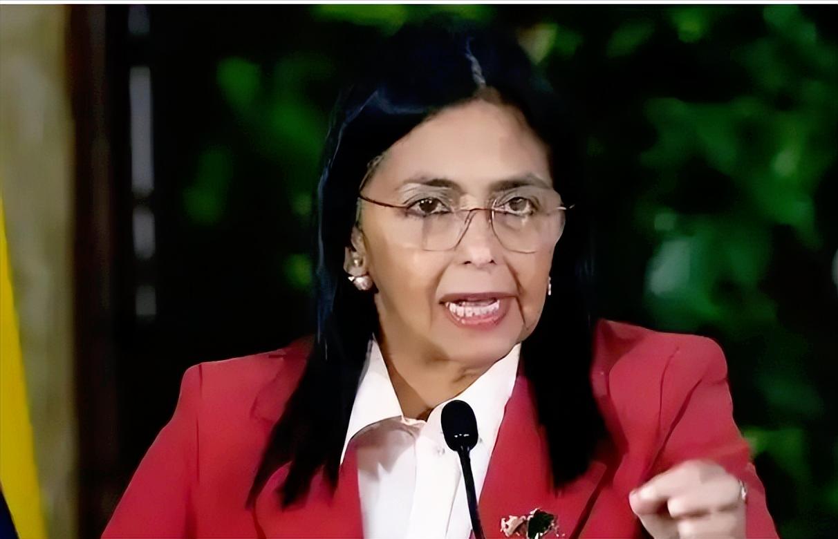 委内瑞拉的天终究还是变了！副总统罗德里格斯就临时接了班成了代总统，等倒沉了18天