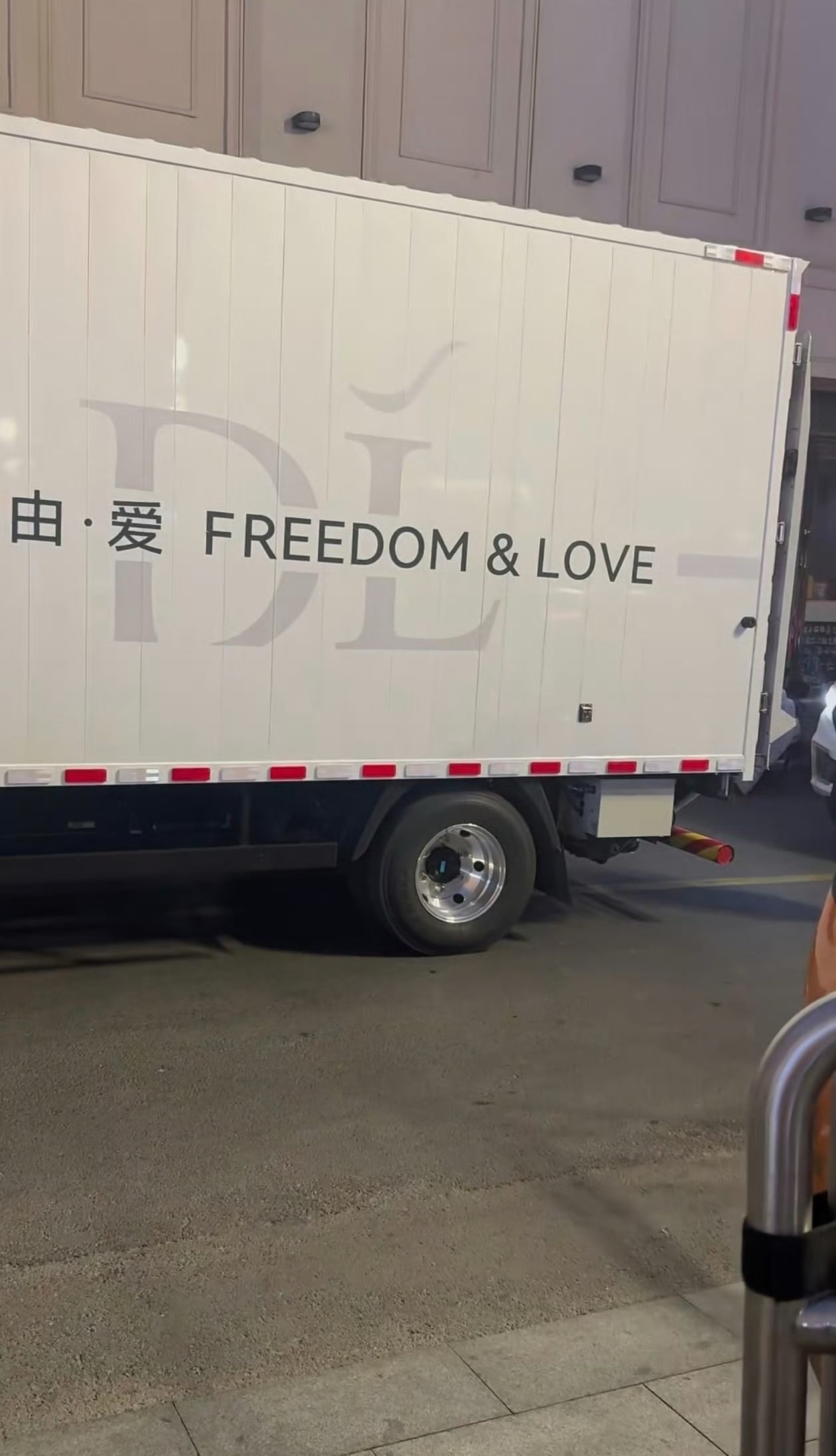胖东来货车轮毂比家里的饭盆还亮跟日本那样环境整洁、工具车辆干净、店员对客人礼貌细