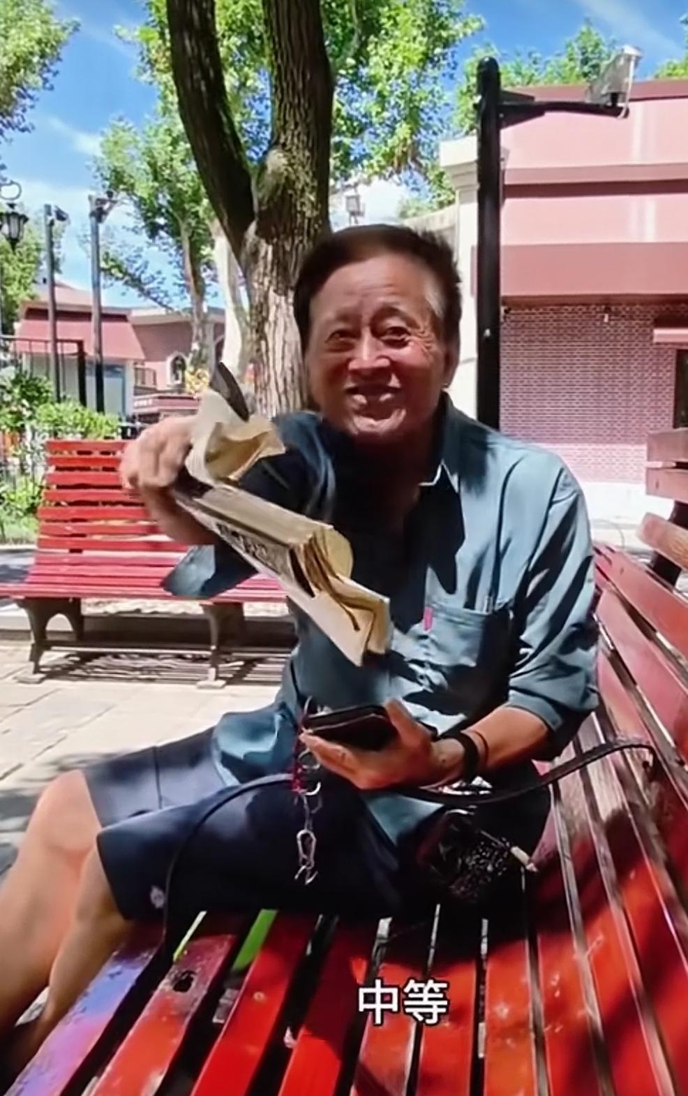 知足才能常乐！像上海建工爷叔这样，虽不富有，也没有显赫的社会地位，可他十分知足，