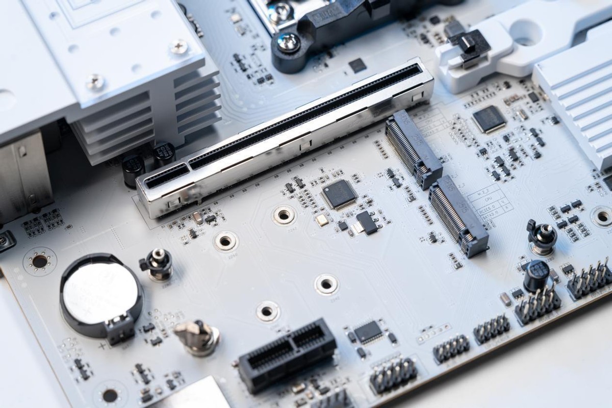 轻松驾驭X3D旗舰的甜品小钢炮：七彩虹CVN B850M ARK FROZEN V14方舟主板测评