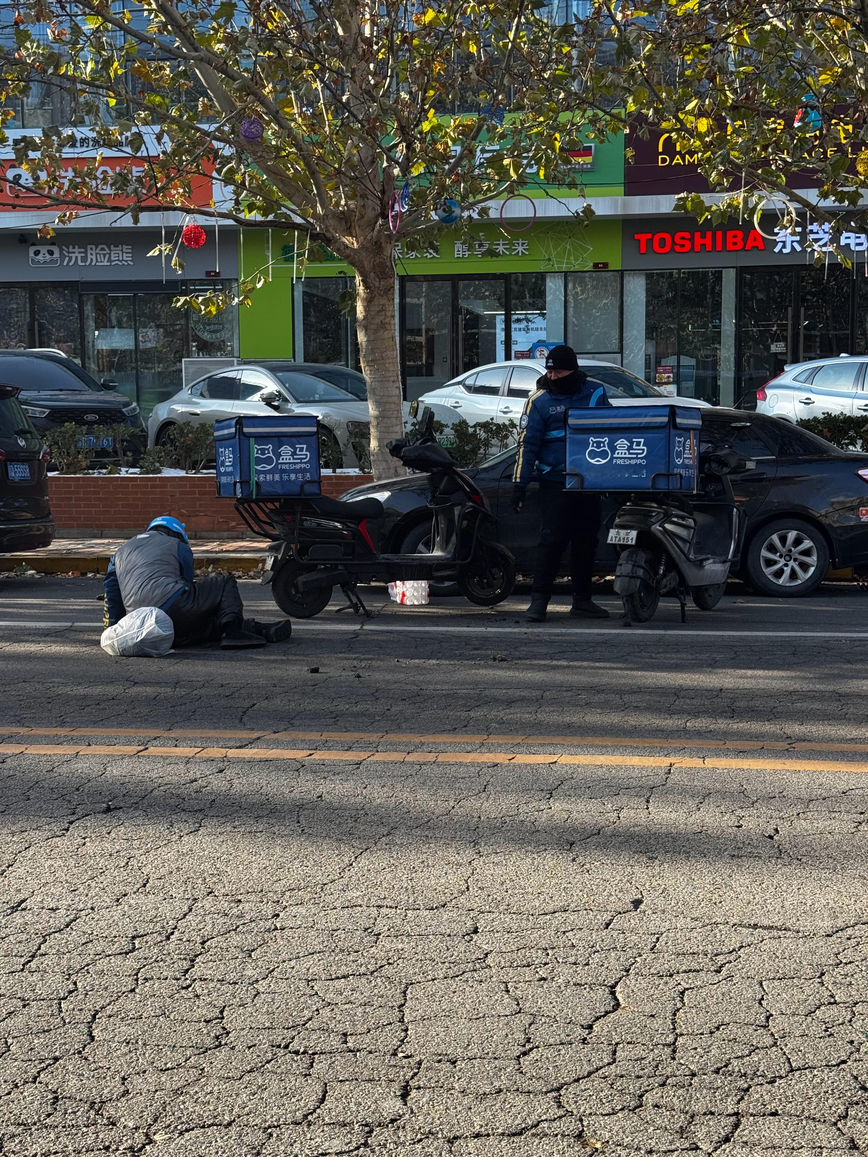 发生在我眼前的一个事故…没带头盔的是逆行者，带头盔的小哥是顺行的。撞了之后就听到