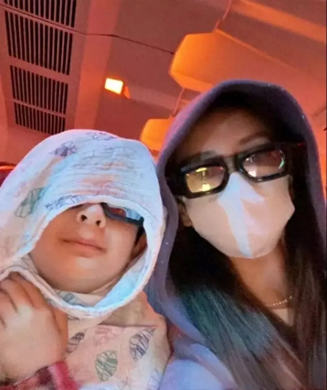 杨颖带娃出行，气质蜕变藏不住。杨颖晒出与小海绵的地铁合影，久违露面的她...
