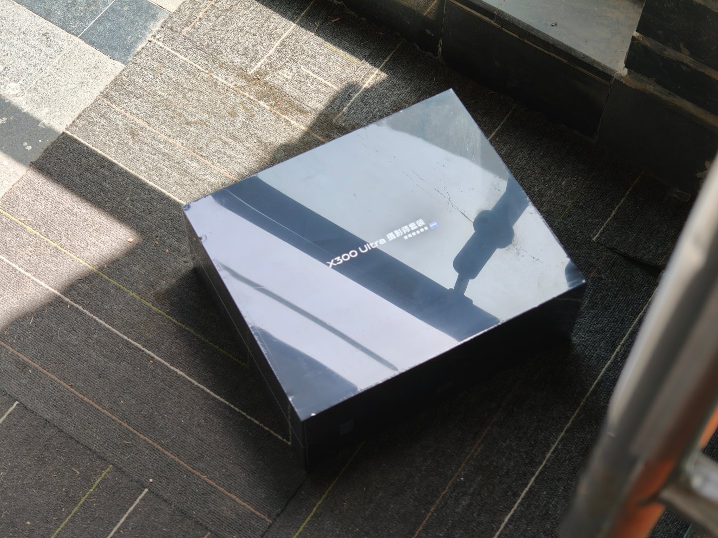 话说是谁偷摸的在我工作室门口放了一台手机啊，还是 vivo X300 Ultra