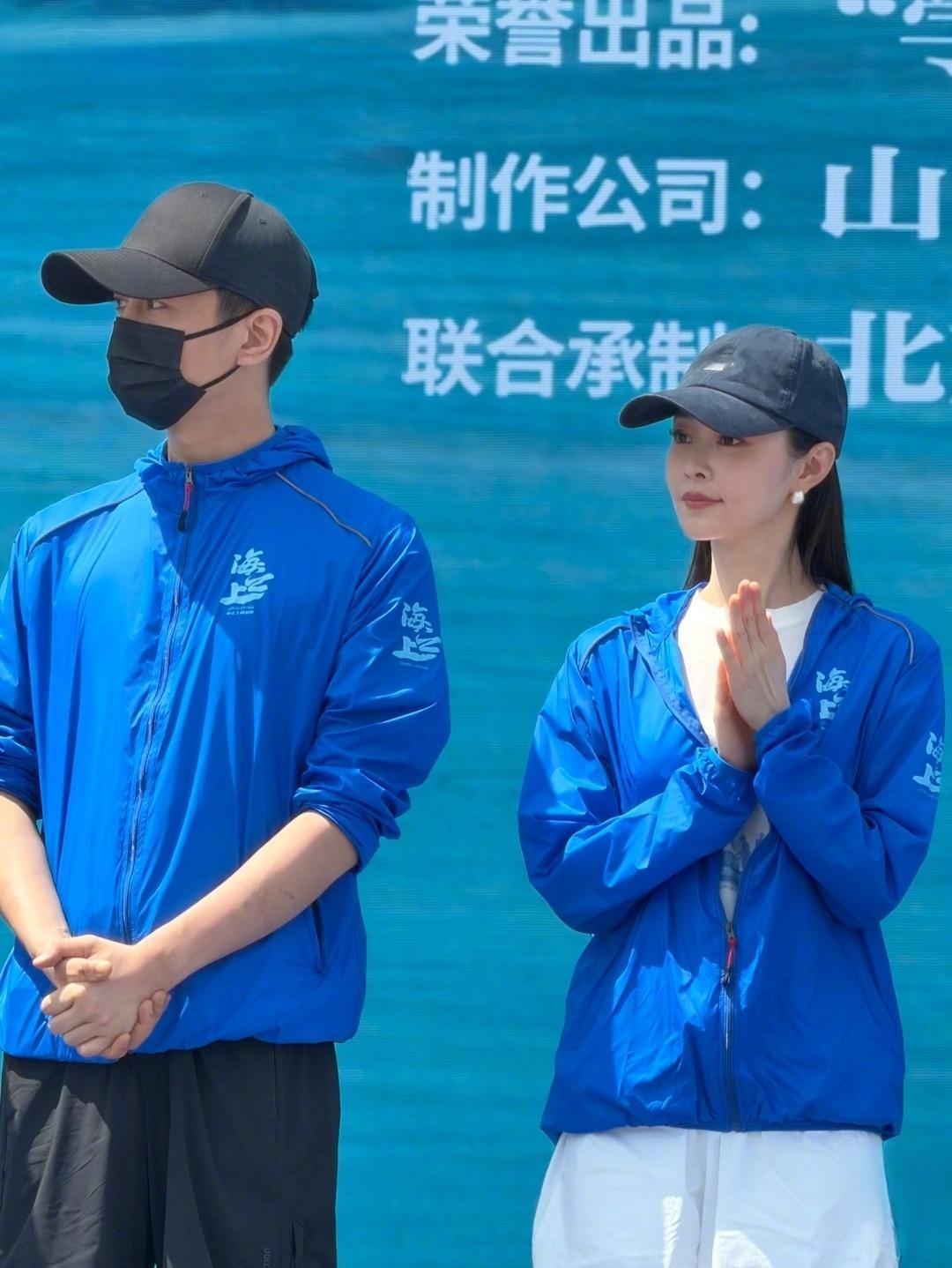 陈晓和宋轶的新剧《海之上》今天在青岛开机！讲港口发展的年代献礼剧，题材挺正的，要