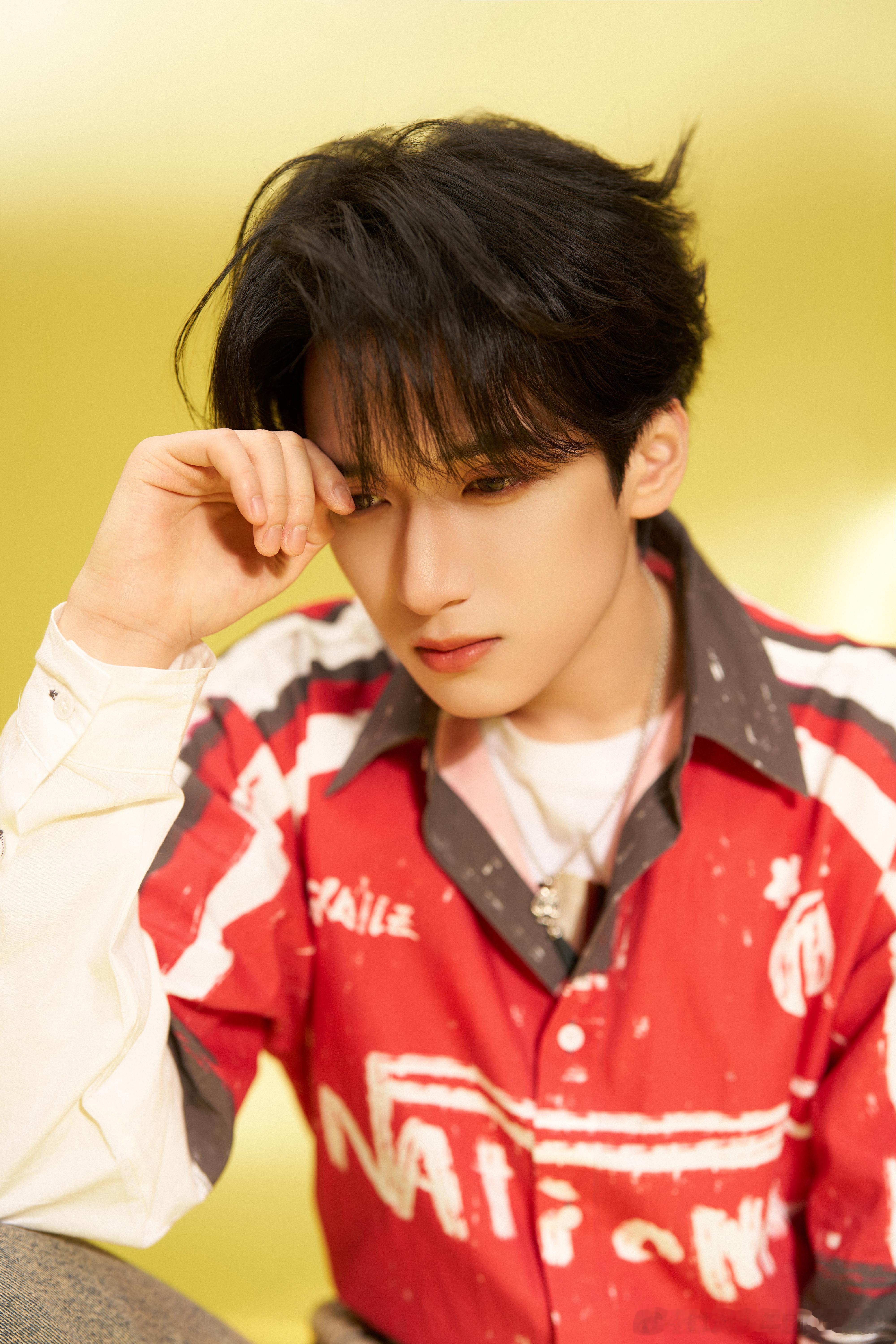 严浩翔好六夜下班照严浩翔我下班啦六宫格  严浩翔我下班啦六宫格，谁懂今晚好六夜下