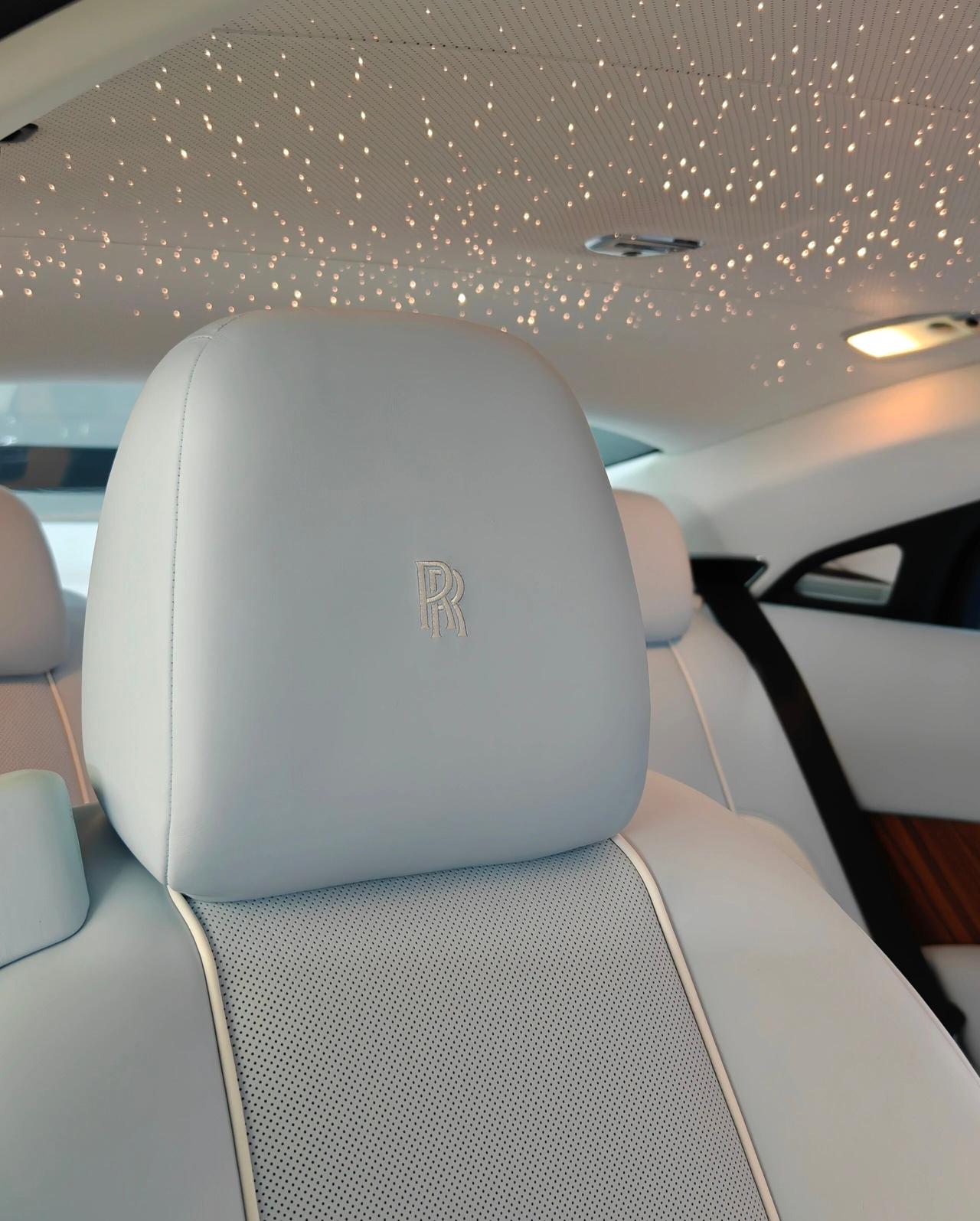 当星空顶亮起，世界安静了.劳斯莱斯魅影，双门GT的奢华巅峰 。当1340根光纤织