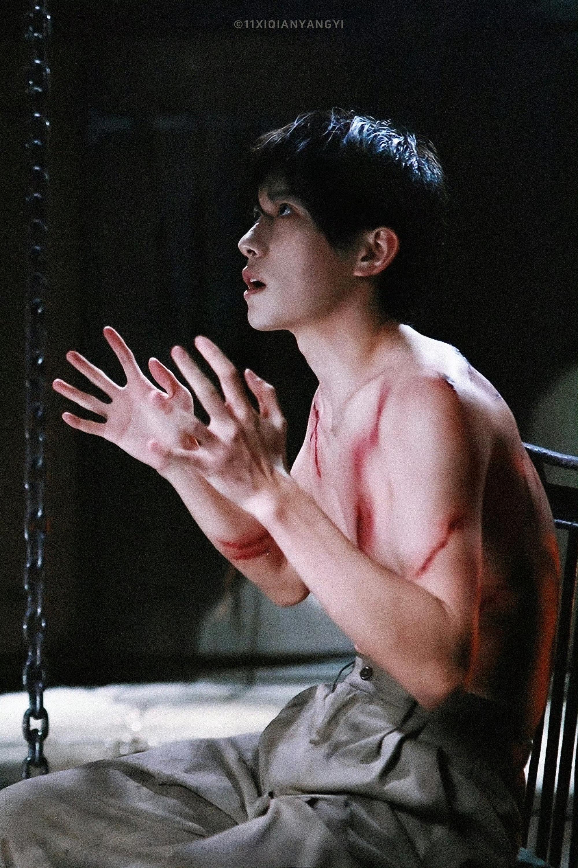 易烊千玺半裸战损 狂野时代台湾海报，就这个尺度爽！放开这个易烊千玺让我来 