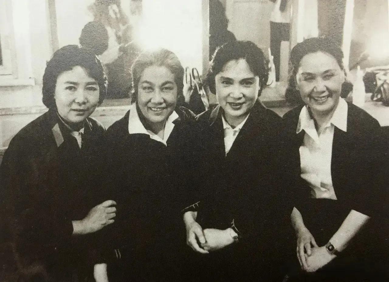 四十多年前白杨 张瑞芳 秦怡 田华在中山公园音乐堂的合影，一看就是七十年代的