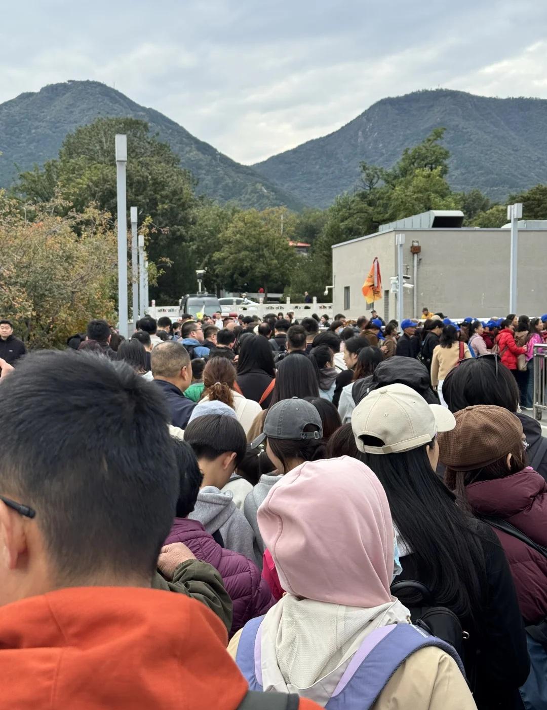 10月18日西郊线香山站人从众人山人海
拥挤的地铁高峰 火车 避开高峰期 人山人