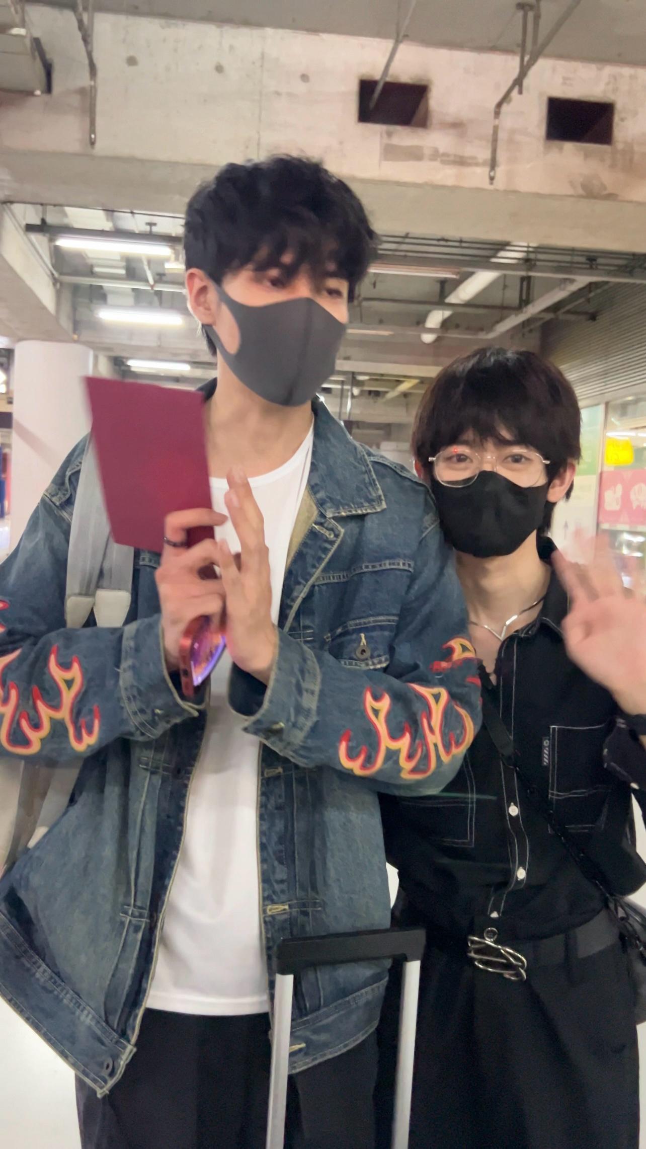 明眸豪齿  乖乖贴在哥哥身上打招呼的宝宝 