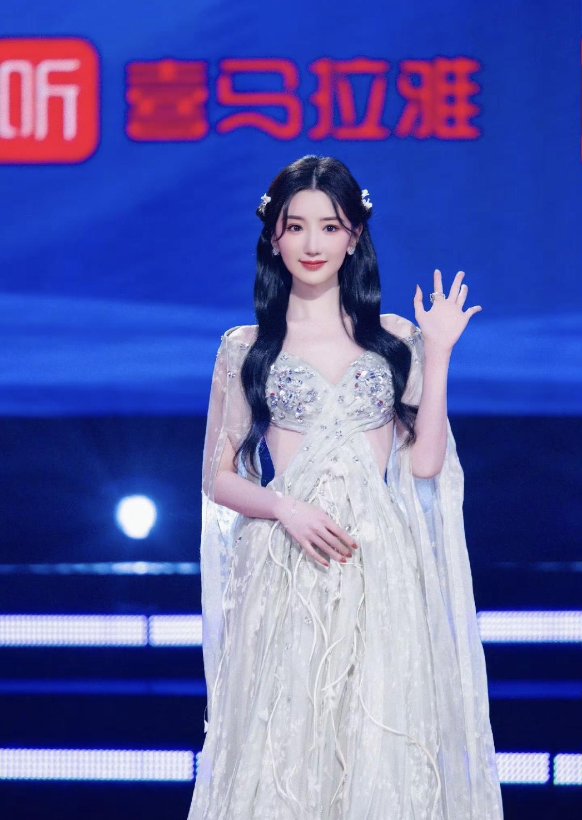  如毛晓彤这般，在自己的节奏里，美得清醒，活得漂亮。丙午马年，继续策马扬鞭[比心