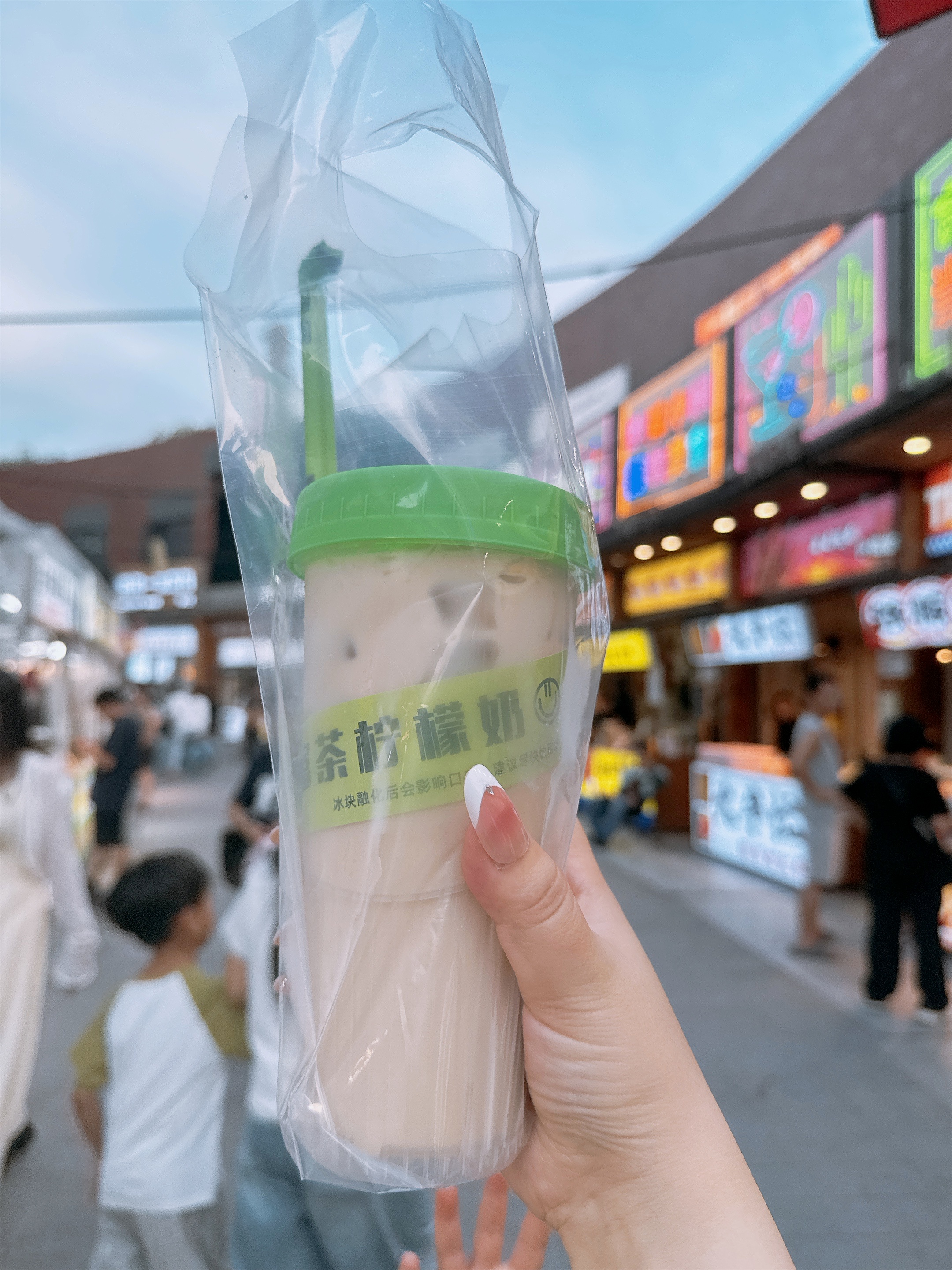 慕名而来。柠檬奶没有我家附近的好喝。馄饨还可以。鸡柳没有南塘老街桥头入口那家好吃