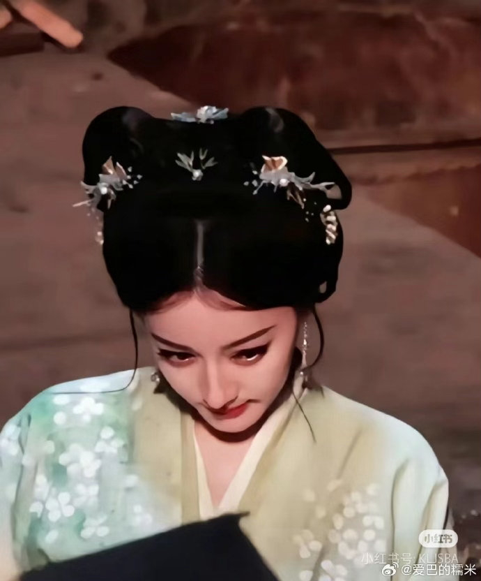 月鳞绮纪《白日提灯》双平台预约500万了，《月鳞绮纪》单平台也差不多200万了。