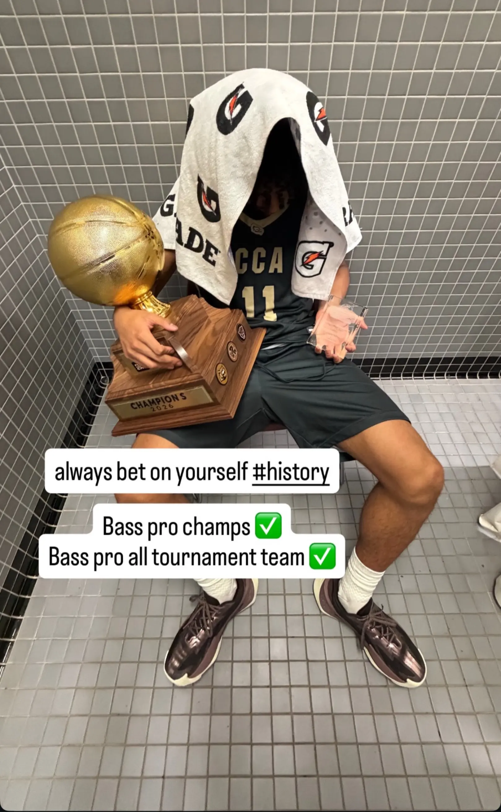 朱正更新社媒分享赛后个人捧杯照并配文：相信