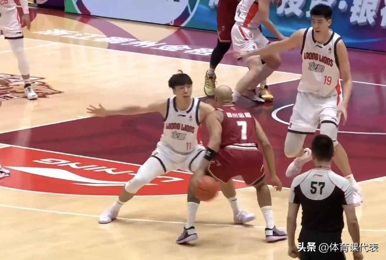 徐昕半场投篮罚球全中得10分，浙江稠州男篮领先广州2分！北京时间2026年3月3