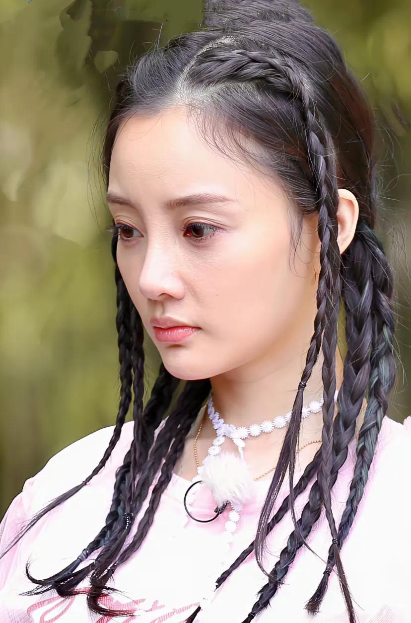 远看还好
近看皱纹也映入眼帘了
不过她身材娇小玲珑很抗老的
现在粉丝对艺人的道德