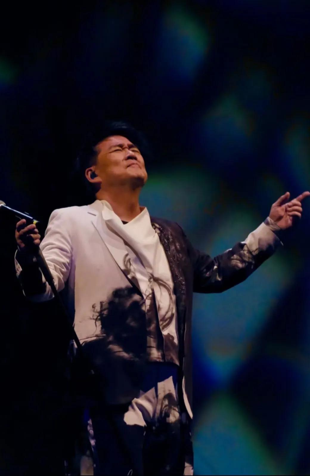 1. 确保安全：不要在演唱会现场走失，提前了解场馆的安全出口位置，遇到紧急情况及