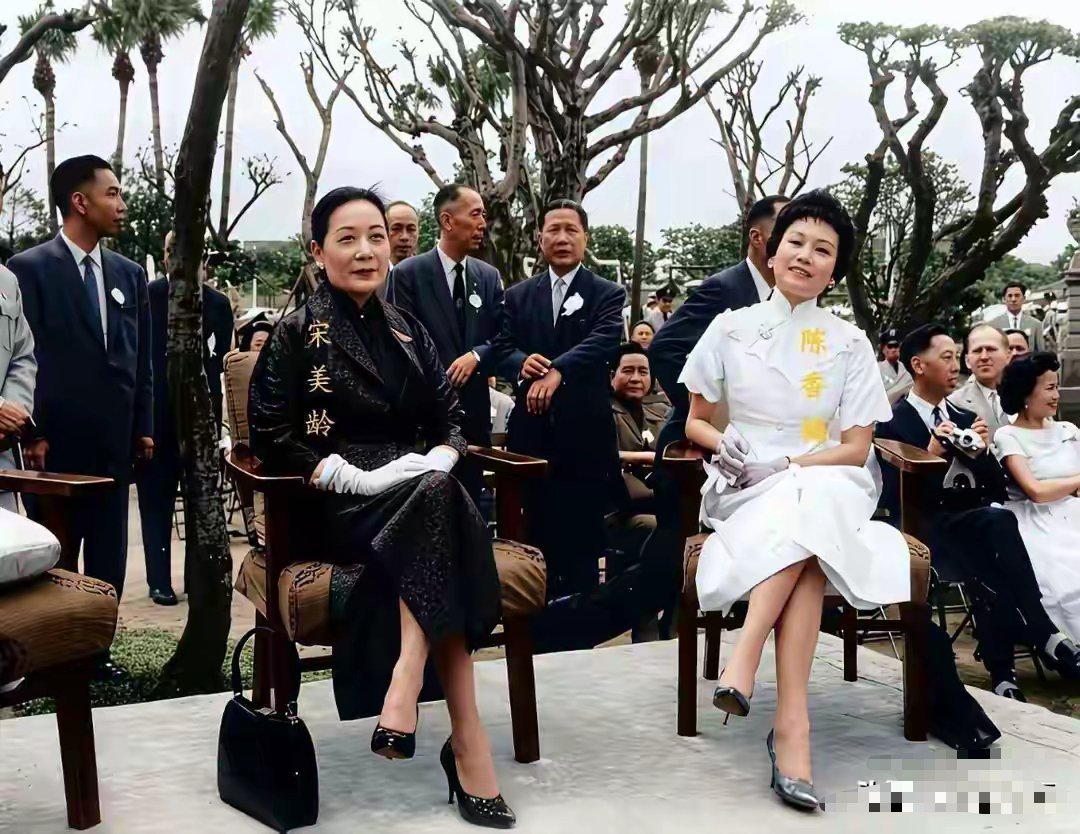 1960年，宋美龄与陈纳德将军的夫人陈香梅在户外参加活动时的合影 