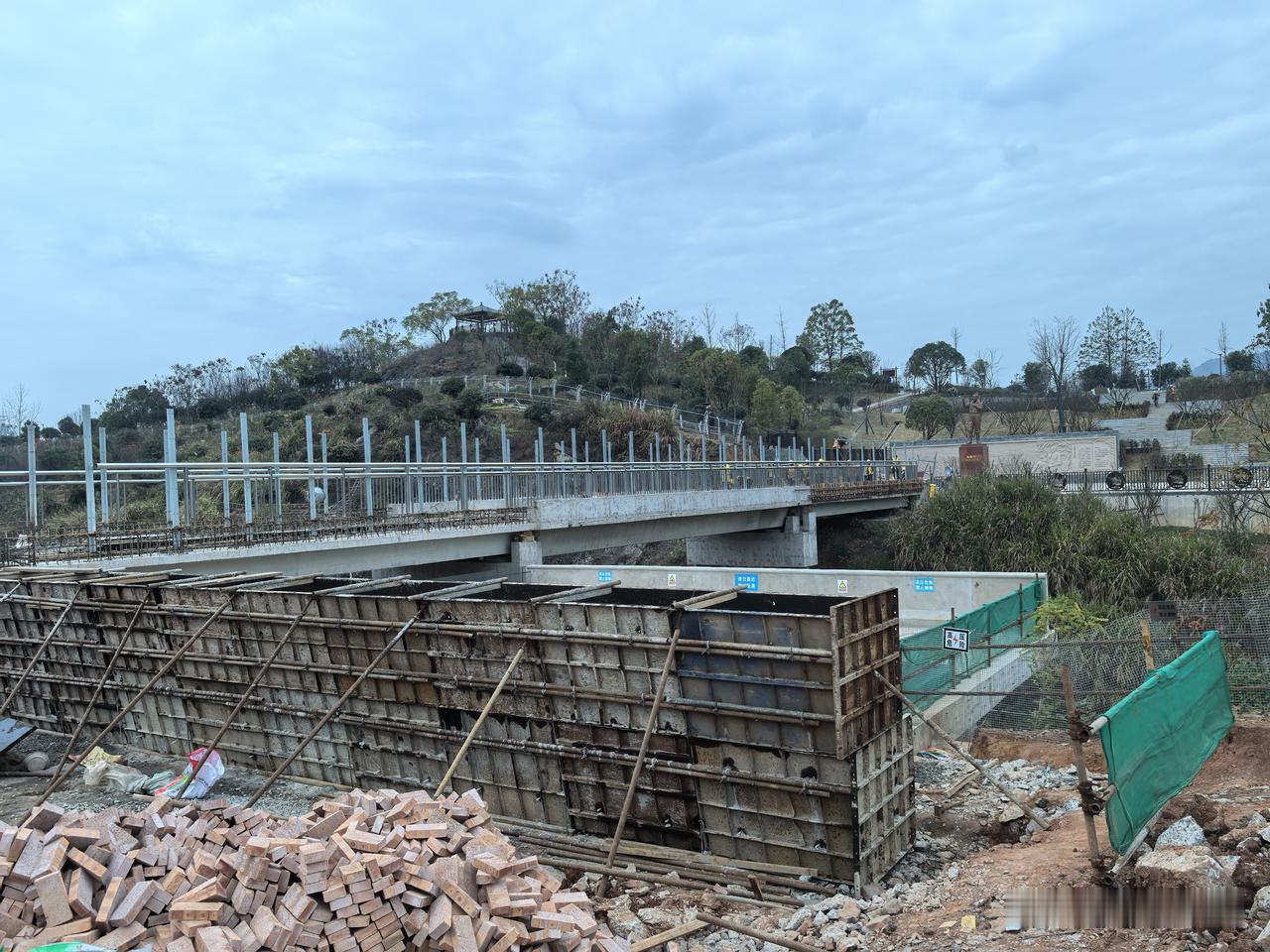 怀化市迎丰公园与怀化植物园链接人行天桥即将于2026年元旦节建成并向市民开放，市