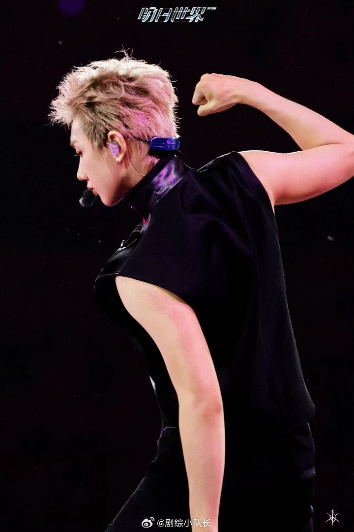 汪苏泷太慷慨了 九米高空机甲的视觉冲击加上环形巨屏的沉浸感，再加上专属香氛的嗅觉