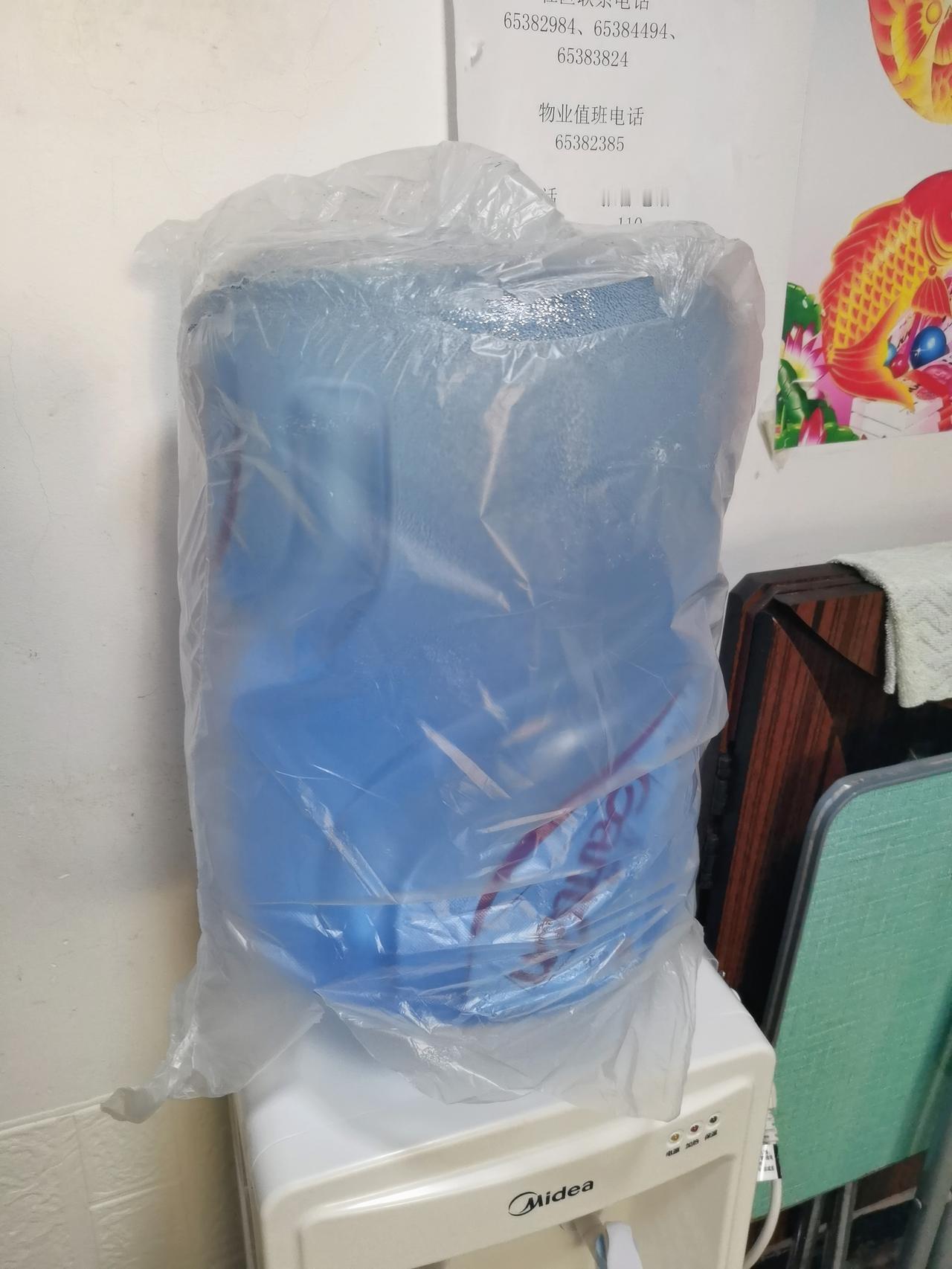 一直怀疑给爸妈订的桶装水不对劲，水桶旧得全是划痕。
回娘家那天正好该换水，我特意