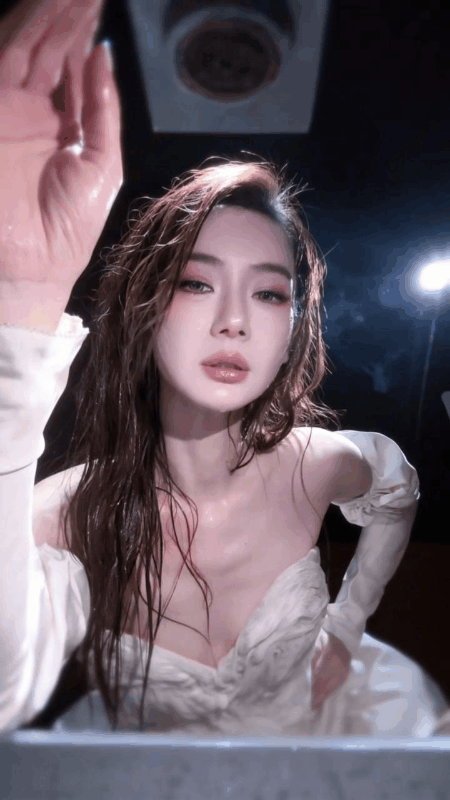 戚薇湿发变装听取妈声一片 水龙头都能变出高级感，戚薇的美商我真的跪了 ​​​