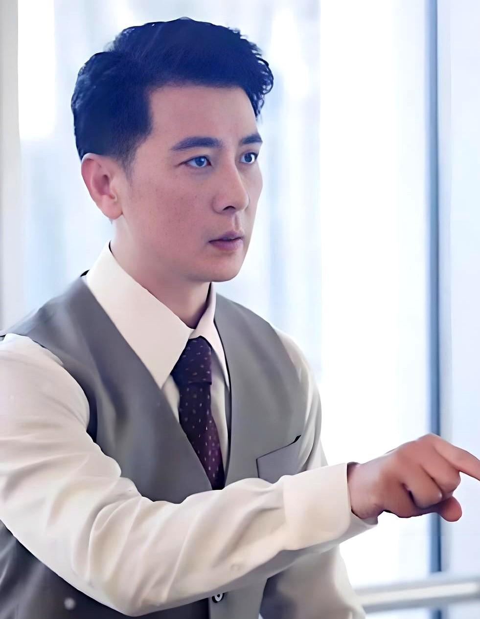 2006年保剑锋一边对黄慧颐说“明年娶你”，一边和何珈好去约会，2007年分手声