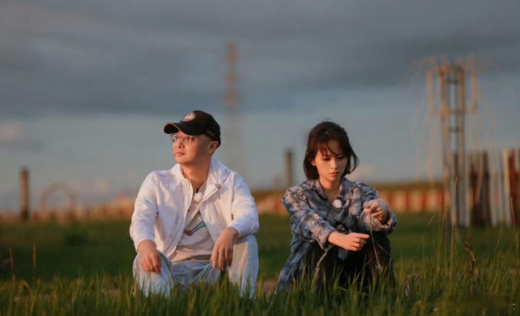 邓莎一个人再见什么爱人再见爱人我嘞个豆，邓莎这下从再见爱人变成独自美丽了，真的好