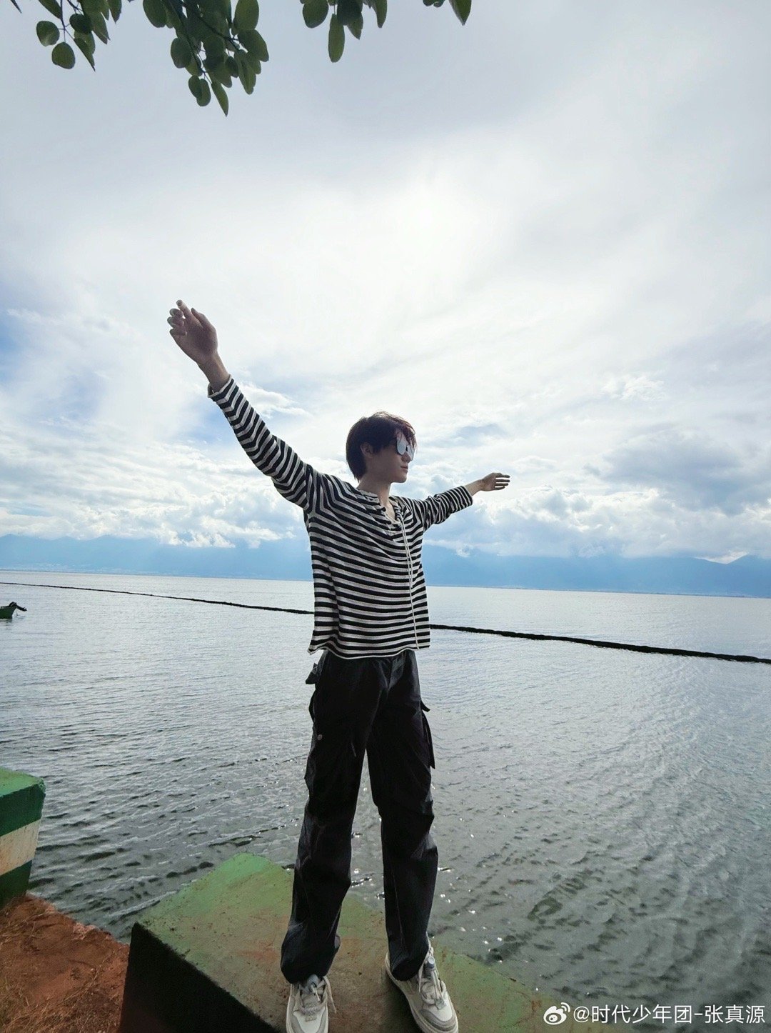 张真源📸身穿 NOEND 条纹衫搭配 Relabel 牛仔裤，享受 freed